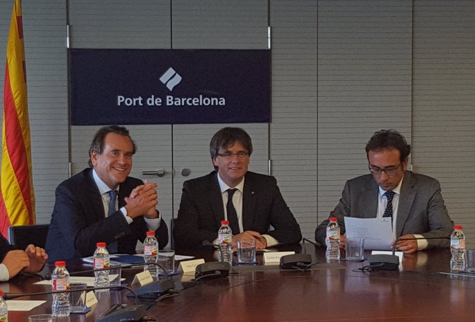 Sixte Cambra, Carles Puigdemont y Josep Rull en el Puerto de Barcelona