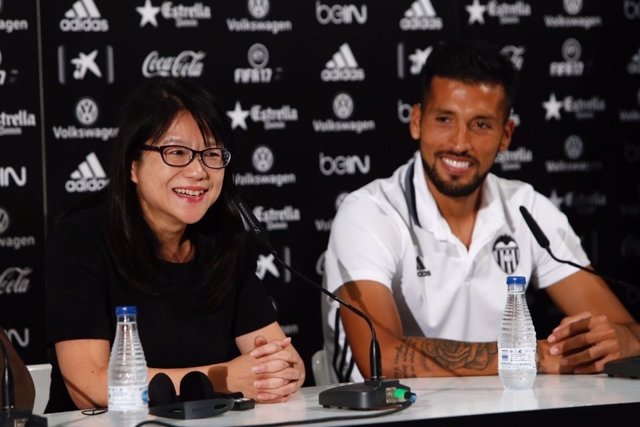 Layhoon Chan con Ezequiel Garay