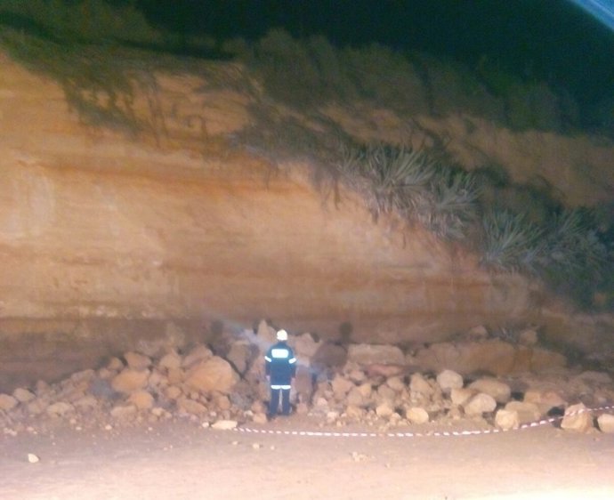 Bomberos trabajan en el lugar del derrumbe