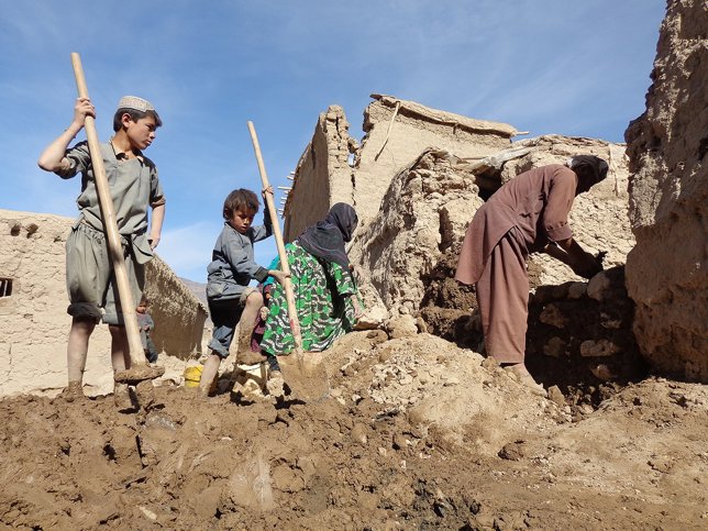 Habibur Rahman (a la derecho), sus dos hijos y su 