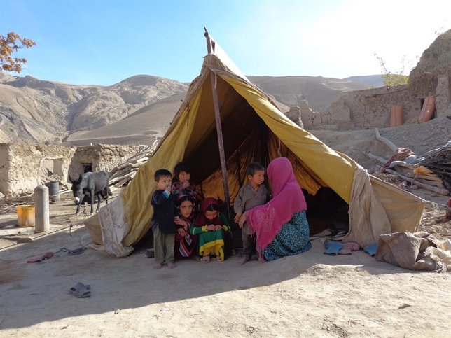 La pequeña Ehsanullah, de tres años, de pie a la d