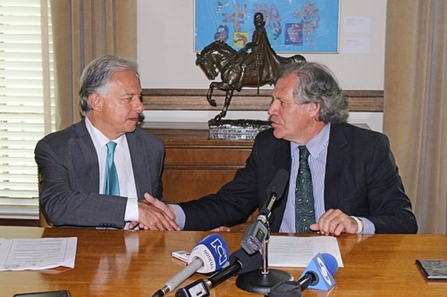 El embajador de Colombia en la OEA, Andrés González, y Luis Almagro