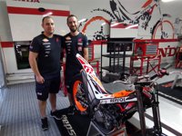 Toni Bou, un "superhéroe" apasionado de la moto a ojos de su mochilero y su mecánico