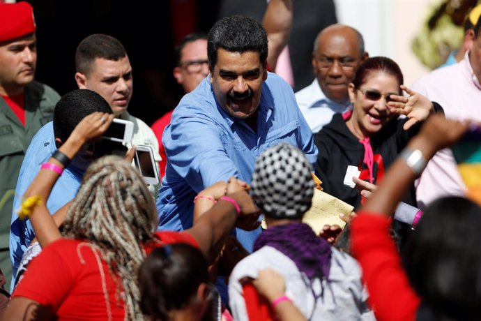 Nicolás Maduro saluda a manifestantes a las afueras del Palacio de Miraflores