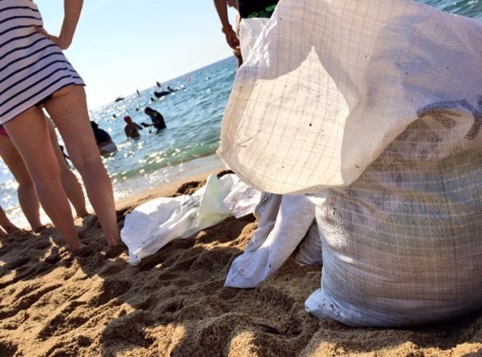 Bolsas de recogida de basura del la playa de la Mar Bella de Barcelona