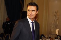 El PP respalda a Soria por su currículum y le desvincula de la corrupción