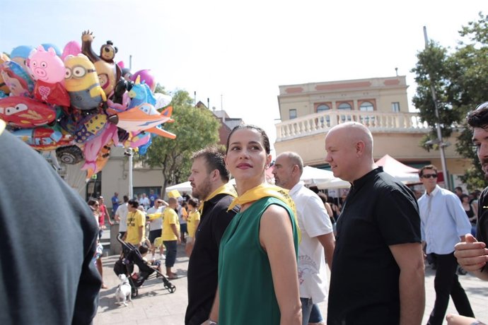 Inés Arrimadas (C's) paseando por Santa Coloma de Gramenet