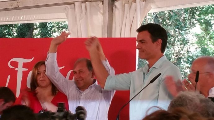 El candidato del PSdeG a la Xunta, Xoaquín Fernández Leiceaga, en el medio