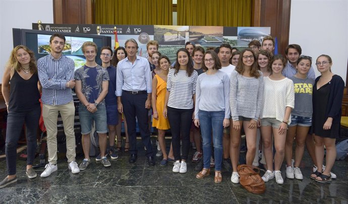 Recepción del alcalde a estudiantes franceses