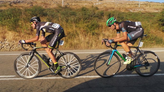 Larrea y Torrella en carrera