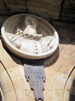 Medallón de Cervantes en la Plaza Mayor de Salamanca