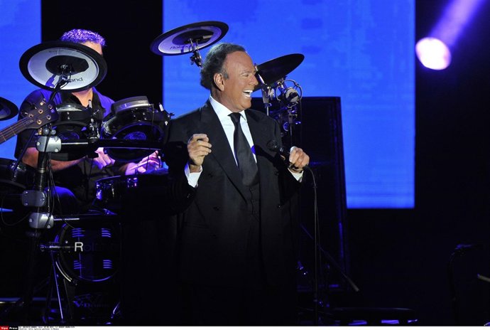 Julio iglesias cantando sobre el escenario