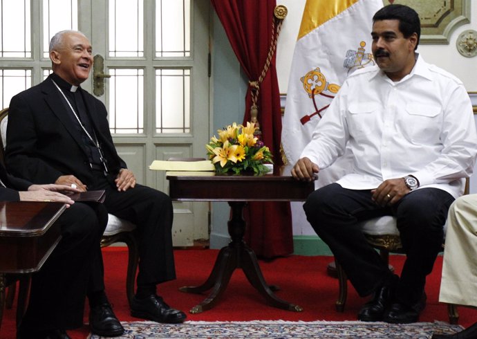 El presidente de la Conferencia Episcopal de Venezuela, Diego Padrón, y Maduro