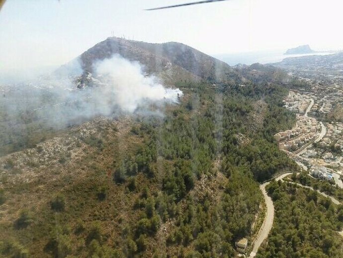 Incendio forestal en Benitatxell, en la zona del mirador de Cumbres de Sol