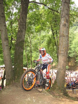 Toni Bou celebra su 20 título de trial con otro triunfo en Italia