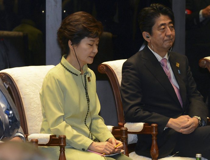 Park (presidenta de Corea del Sur) y Abe (primer ministro de Japón)