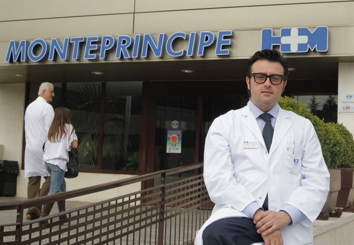  Dr. Pedro J. Delgado a las puertas del hospital Montepríncipe