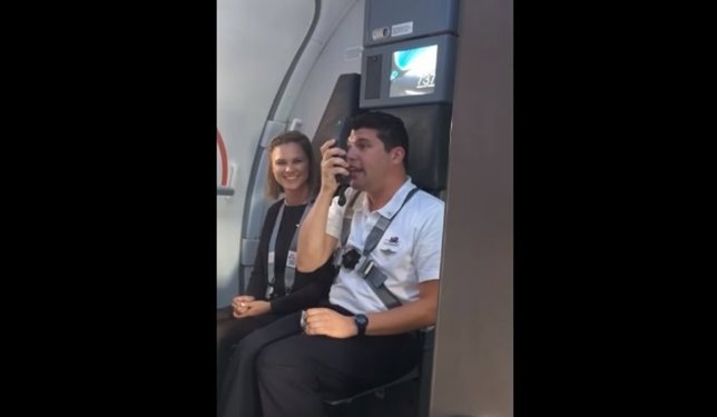 Auxiliar de vuelo anuncia el aterrizaje imitando a los Looney Tunes