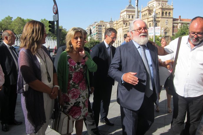 Arias Cañete a su llegada al auditorio de Cajamar donde ha dado la conferencia