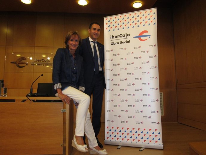 La directora y el subdirector del Centro Cultural de Ibercaja