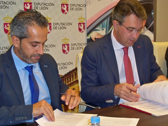 Firma del comvenio entre la Diputación de León y Aspaym 