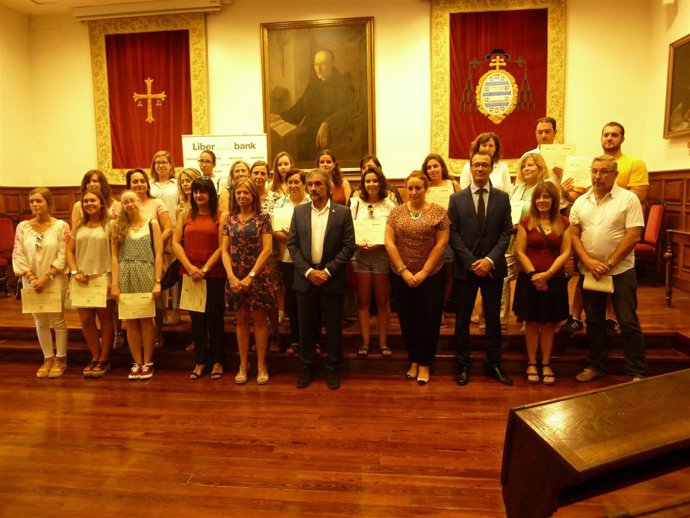 Trega las ayudas anuales para la movilidad de estudiantes de la Universidad 