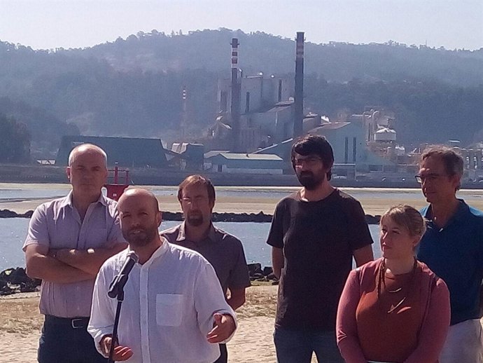 Luís Villares y otros candidatos de En Marea frente a Ence en Pontevedra