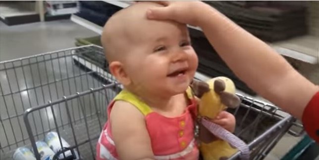 El bebé de risa maligna que triunfa en las redes 