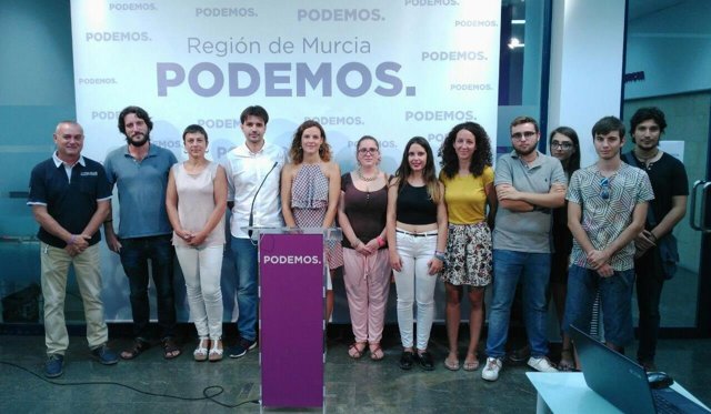 El diputado regional, Javier Sánchez Serna, y responsables locales de Podemos