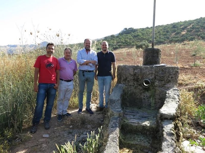 Algar (centro) visita el aliviadero de la Fuente de Bernabé