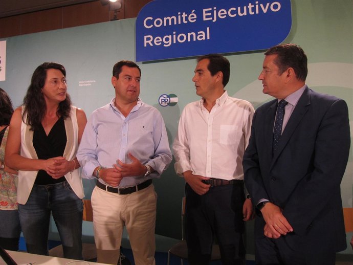 Juanma Moreno con Dolores López, José Antonio Nieto y Antonio Sanz