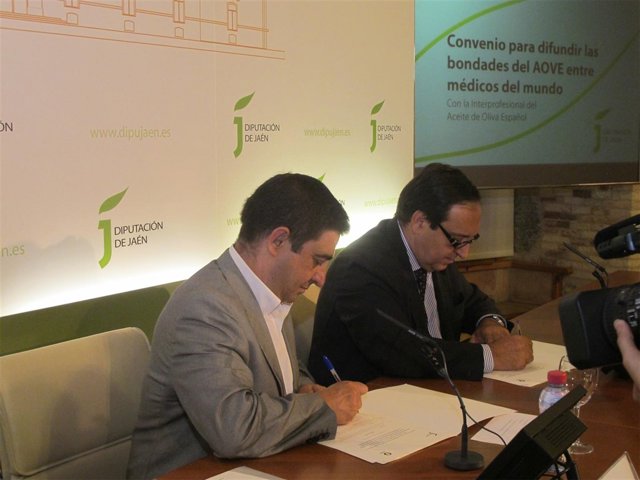 Reyes y Barato firman el convenio sobre las bondades saludables del aceite.