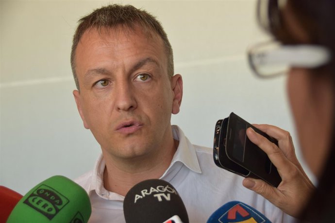 Fernando Rivarés, esta mañana, atendiendo a los medios. 