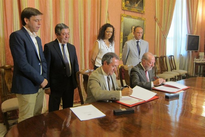 Firma del convenio entre Espadas y Villalobos