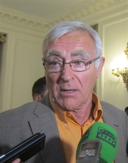 Joan Ribó atendiendo a los periodistas 