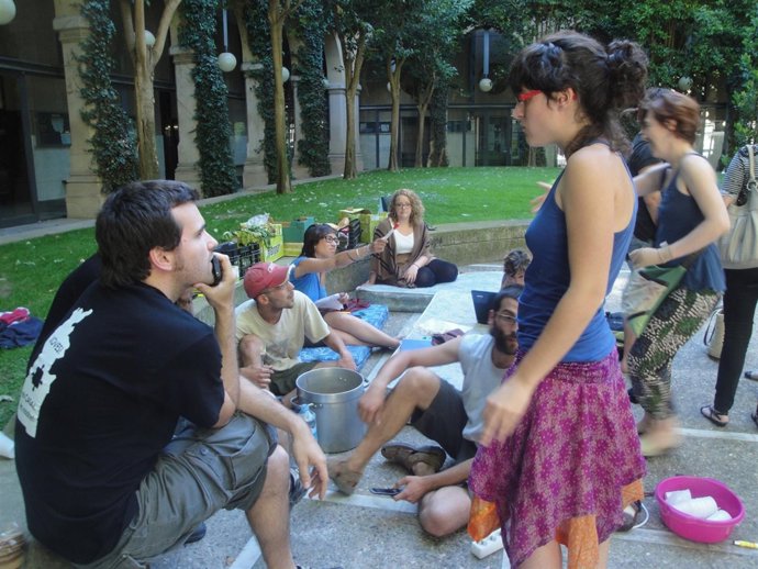 Estudiantes En El Claustro De La Universitat De Lleida (Udl)