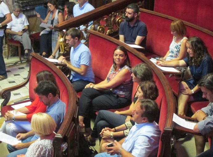 Anaïs Menguzzato, en el centro, tras tomar posesión de su acta como edil 