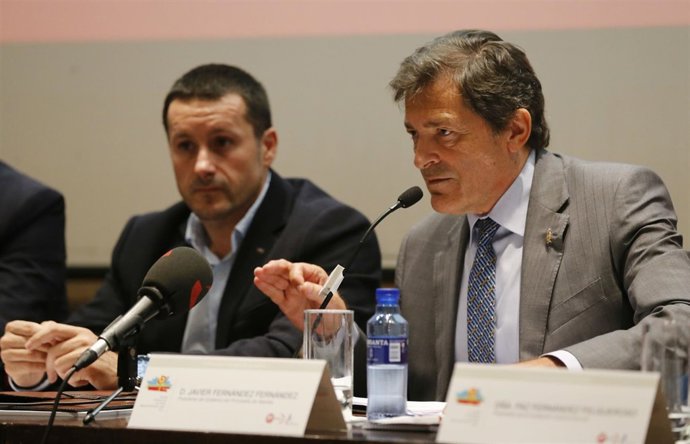El presidente del Principado, Javier Fernández, junto a Fernández Lanero (UGT)