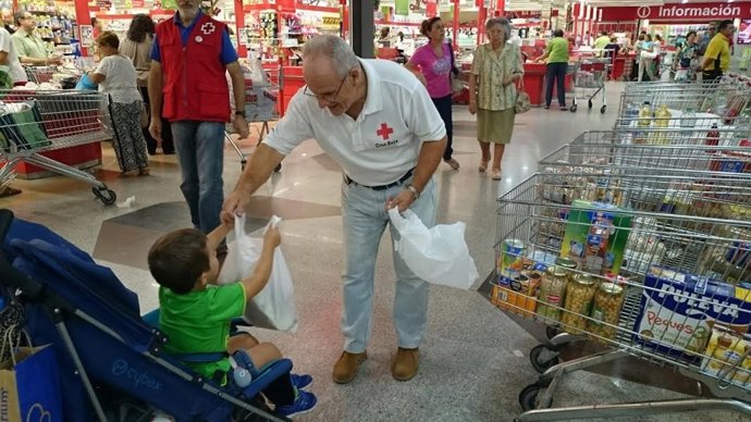 Voluntarios de Cruz Roja recogen alimentos dentro de la 'Operación Kilo'