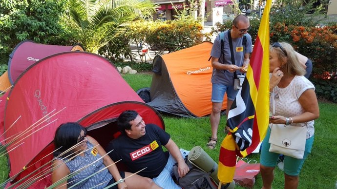 Acampada de delegados sindicales ante Enseñanza