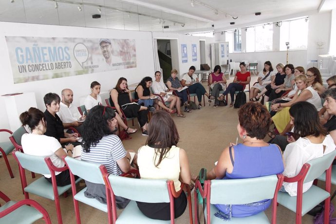 Luís Villares y colectivos feministas en una reunión con candidatas de En Marea