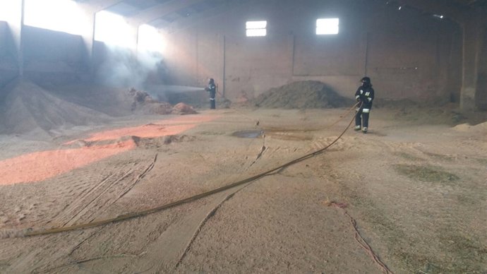 Los bomberos de la Diputación de Zaragoza actúan en Tauste Ganadera.