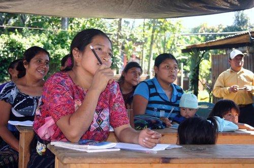 Mujeres se forman en una escuela en Guatemala