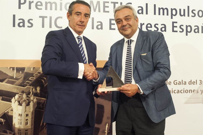 Alcaraz recoge el premio de manos de Calvo-Sotelo