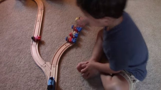Un niño de dos años resuelve el dilema ético del tren