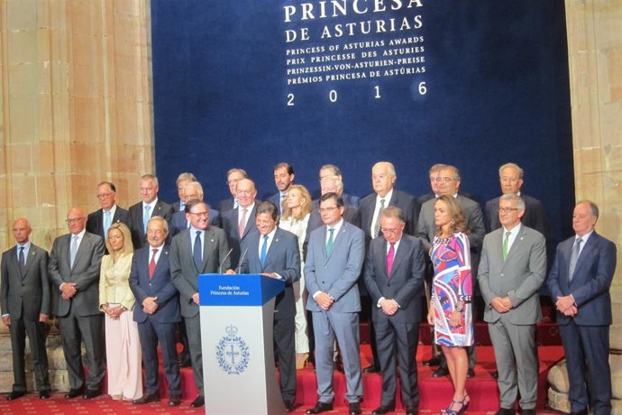 El presidente de Asturias, Javier Fernández, leyendo el fallo del Concordia. 