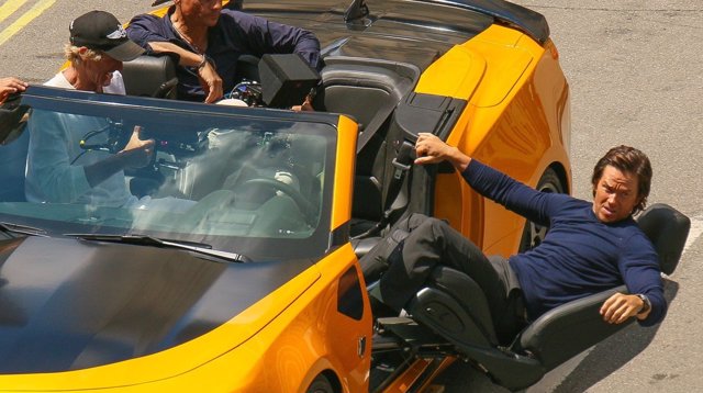 Mark Wahlberg y Michael Bay en el rodaje de Transformers 5