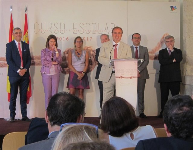 Fernando Rey presenta el nuevo curso escolar acompañado por su equipo