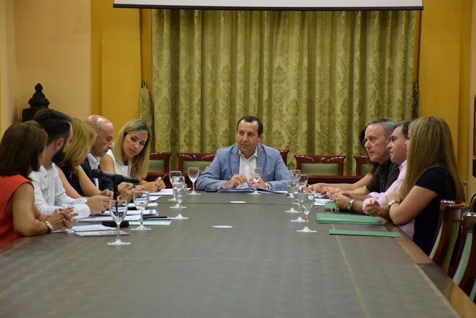 Jose luis ruiz espejo reunido con delegados