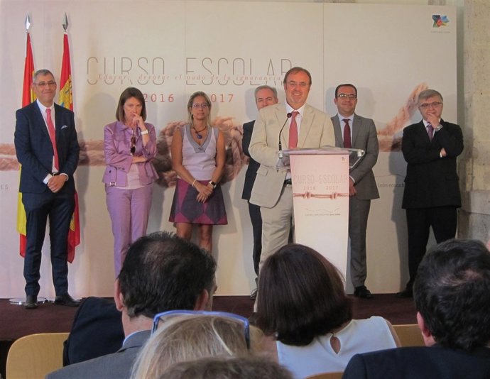 Fernando Rey presenta el nuevo curso escolar acompañado por su equipo